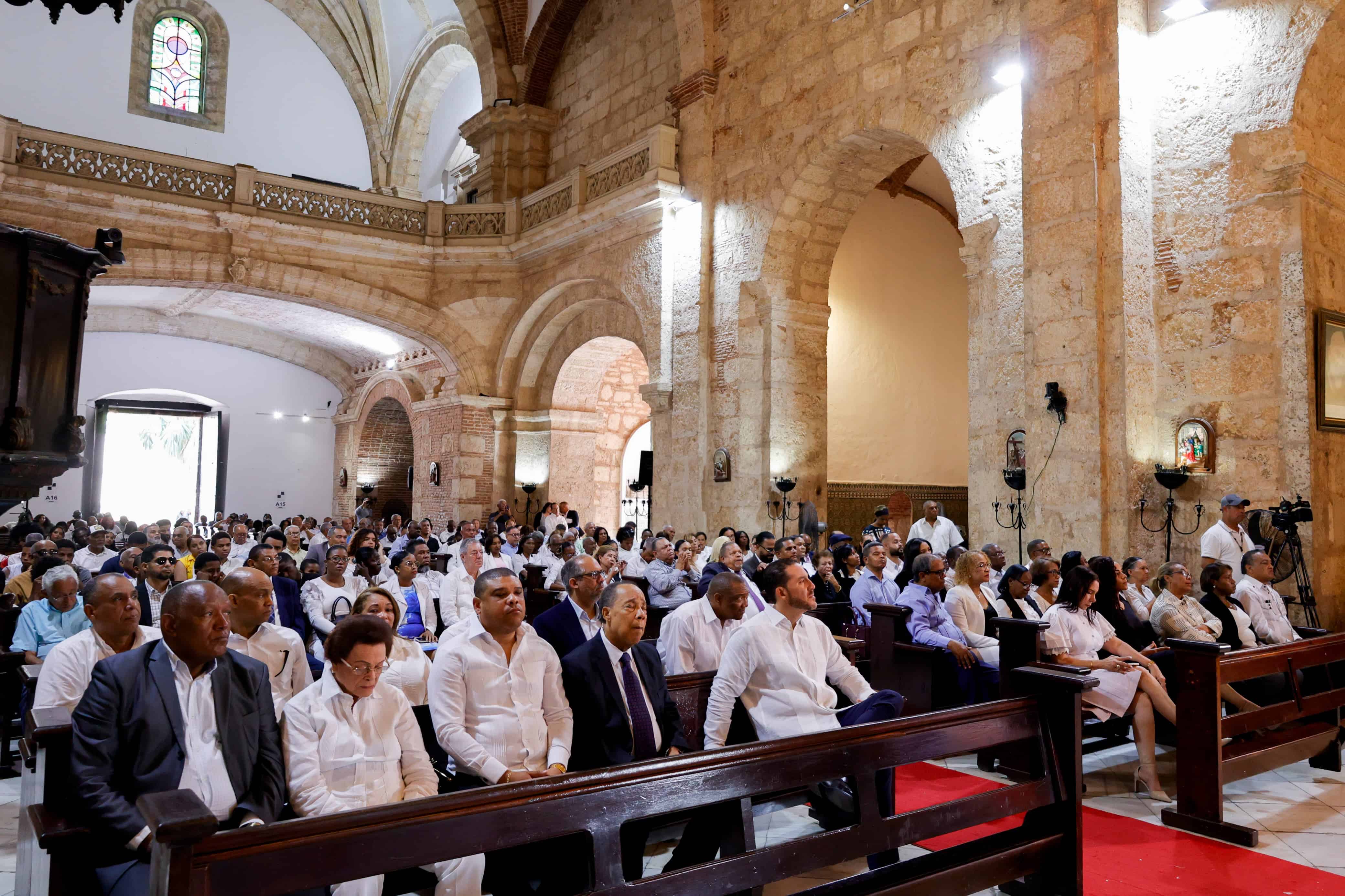 Dirigentes y simpatizantes del Partido Revolucionario Dominicano (PRD) participaron en una misa en la Iglesia Nuestra Señora de Las Mercedes, en la Ciudad Colonial, para conmemorar el 27 aniversario del fallecimiento del doctor José Francisco Peña Gómez.