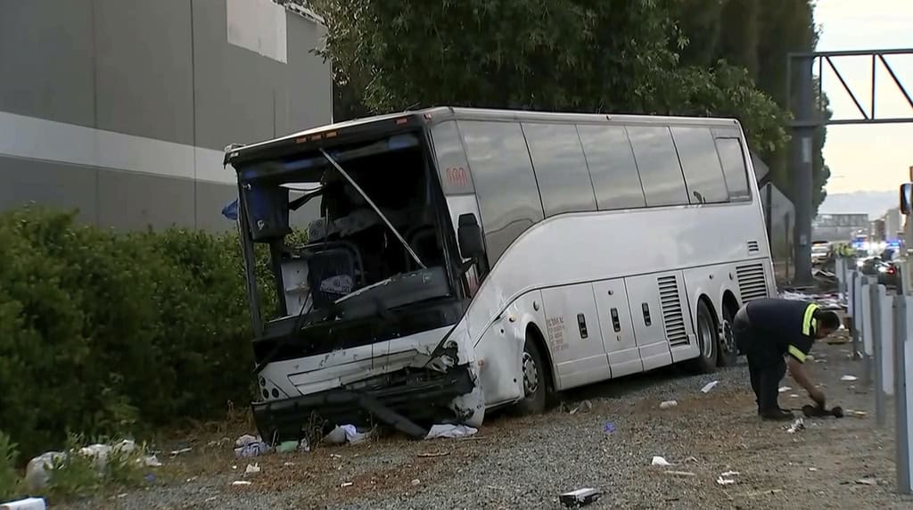 Esta imagen proporcionada por KABC-TV muestra un autobús turístico accidentado después de chocar con un vehículo utilitario deportivo, el domingo 11 de mayo de 2025 en Los Ángeles.