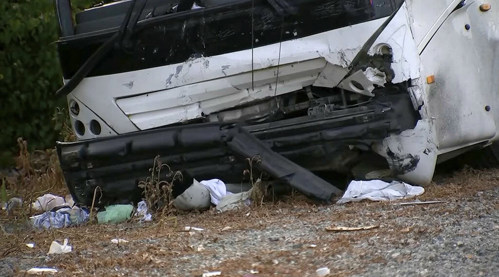 Esta imagen proporcionada por KABC-TV muestra un autobús turístico accidentado después de chocar con un vehículo utilitario deportivo, el domingo 11 de mayo de 2025 en Los Ángeles.