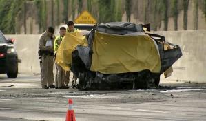 Un muerto y 32 heridos al choque de un auto deportivo y un autobús turístico en Los Ángeles Un muerto y 32 heridos al choque de un auto deportivo y un autobús turístico en Los Ángeles