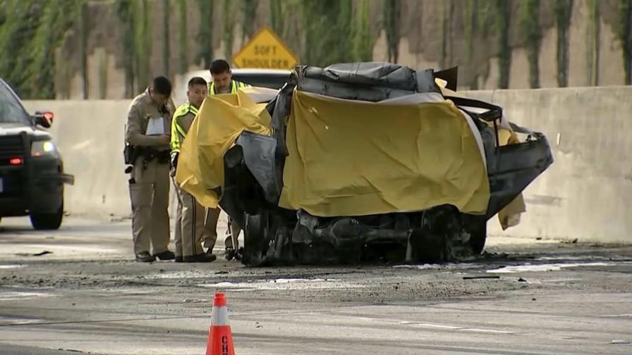 Un muerto y 32 heridos al choque de un auto deportivo y un autobús turístico en Los Ángeles Un muerto y 32 heridos al choque de un auto deportivo y un autobús turístico en Los Ángeles