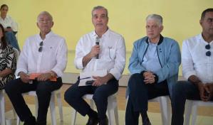 Abinader escucha a sectores representativos de Villa Trina y promete soluciones ante daños por lluvias