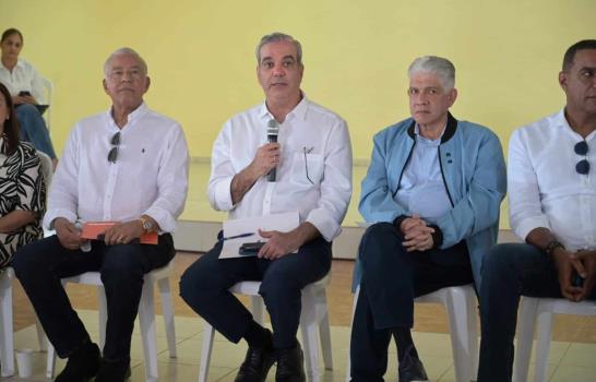 Abinader escucha a sectores representativos de Villa Trina y promete soluciones ante daños por lluvias