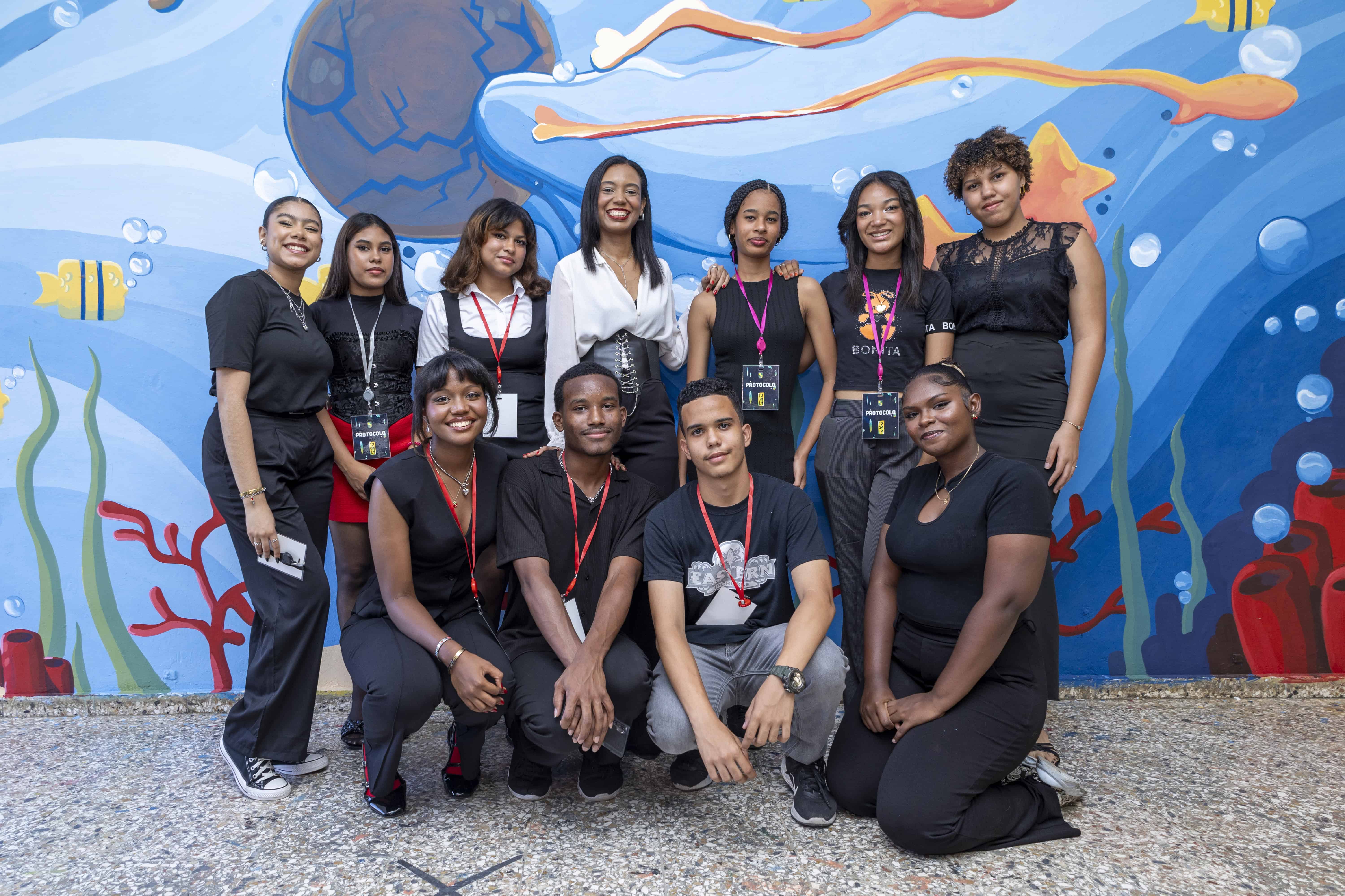 Los estudiantes crearon el mural bajo la guía de su maestra.