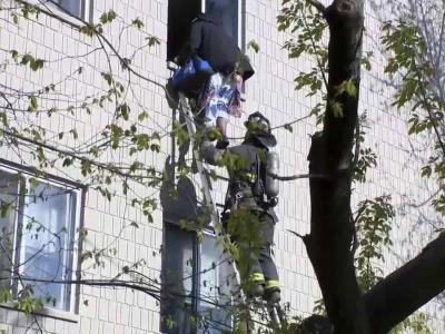 Los vecinos saltaron por las ventanas en un incendio en Milwaukee