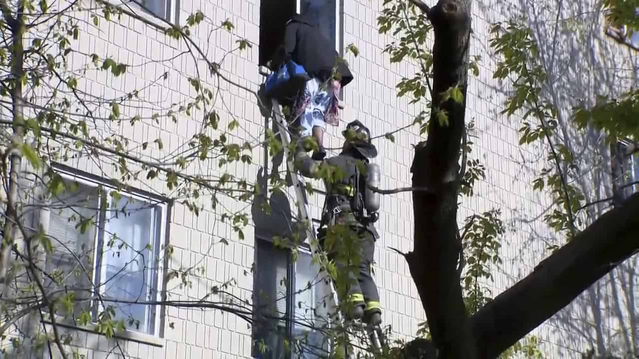 Los vecinos saltaron por las ventanas en un incendio en Milwaukee que dejó cuatro muertos Los vecinos saltaron por las ventanas en un incendio en Milwaukee que dejó cuatro muertos