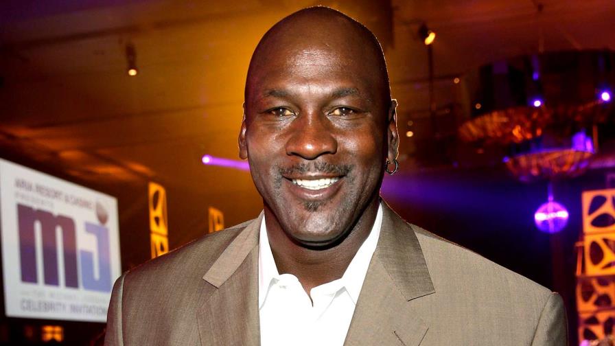 Michael Jordan y leyendas de NFL, presentes en el debut de Bill Belichick con Carolina