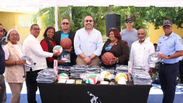 Inefi y los Dodgers remodelan canchas escolares en Guerra