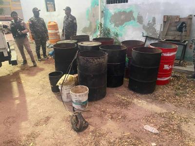 Policía desmantela fábrica de ron adulterado en Cabral