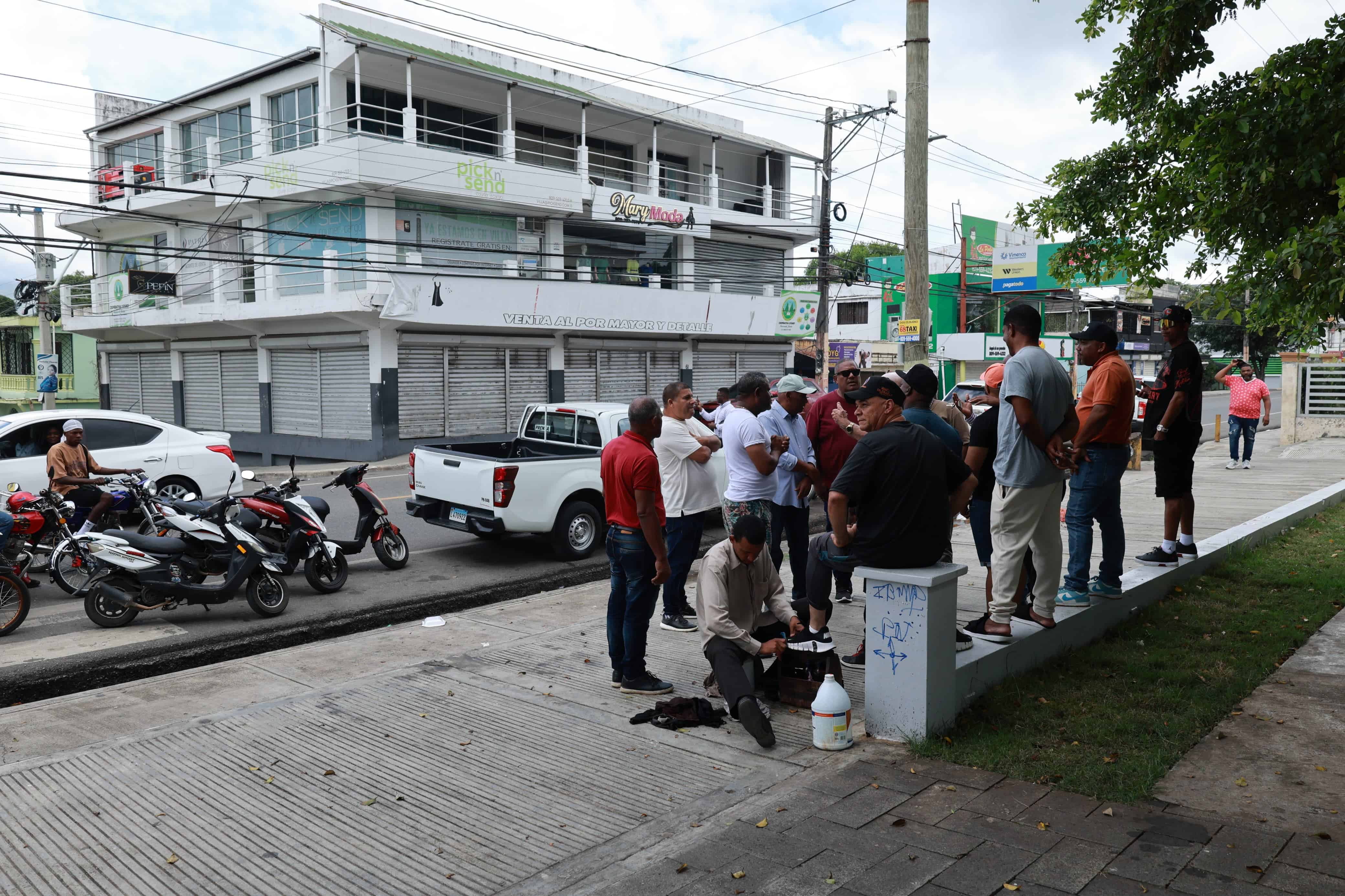 Municipes reunidos en las calles de Villa Altagracia, mostrando su apoyo a la manifestación contra el aumento del peaje
