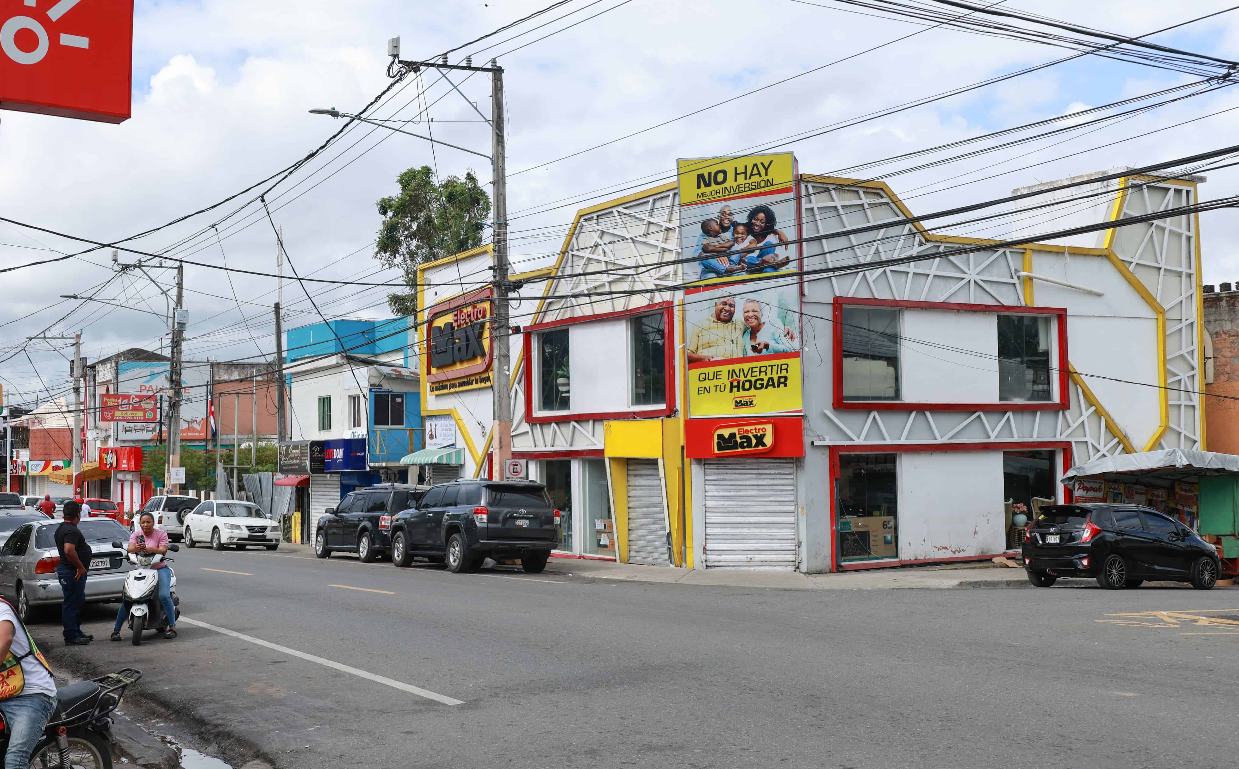 Cierre de comercios en Villa Altagracia, evidenciando el impacto del paro convocado por diversas organizaciones