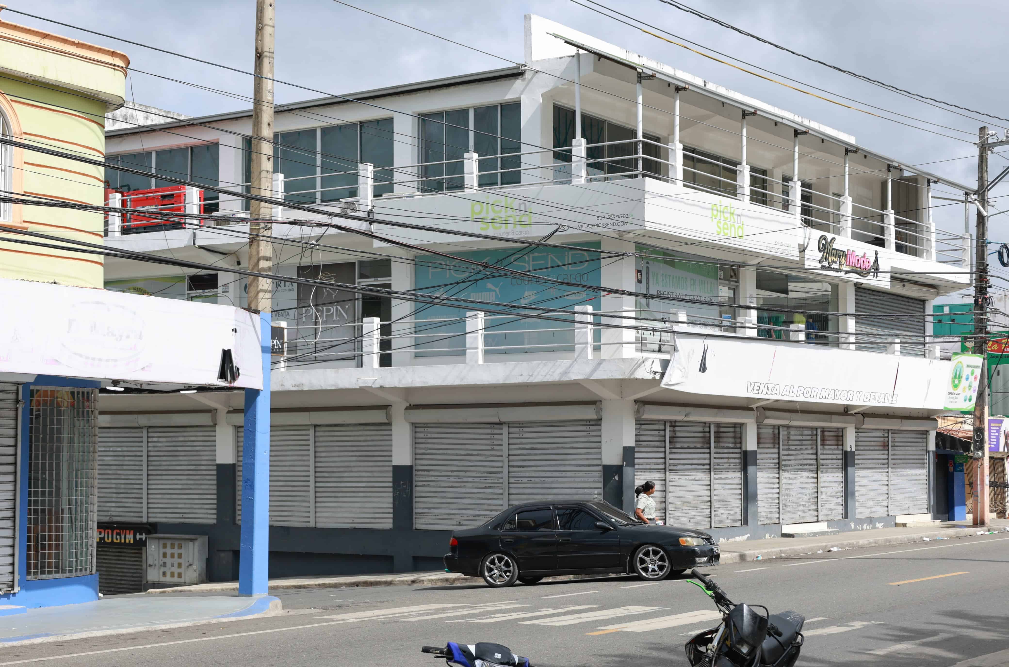Comercios cerrados en Villa Altagracia como parte del paro en rechazo al aumento del peaje