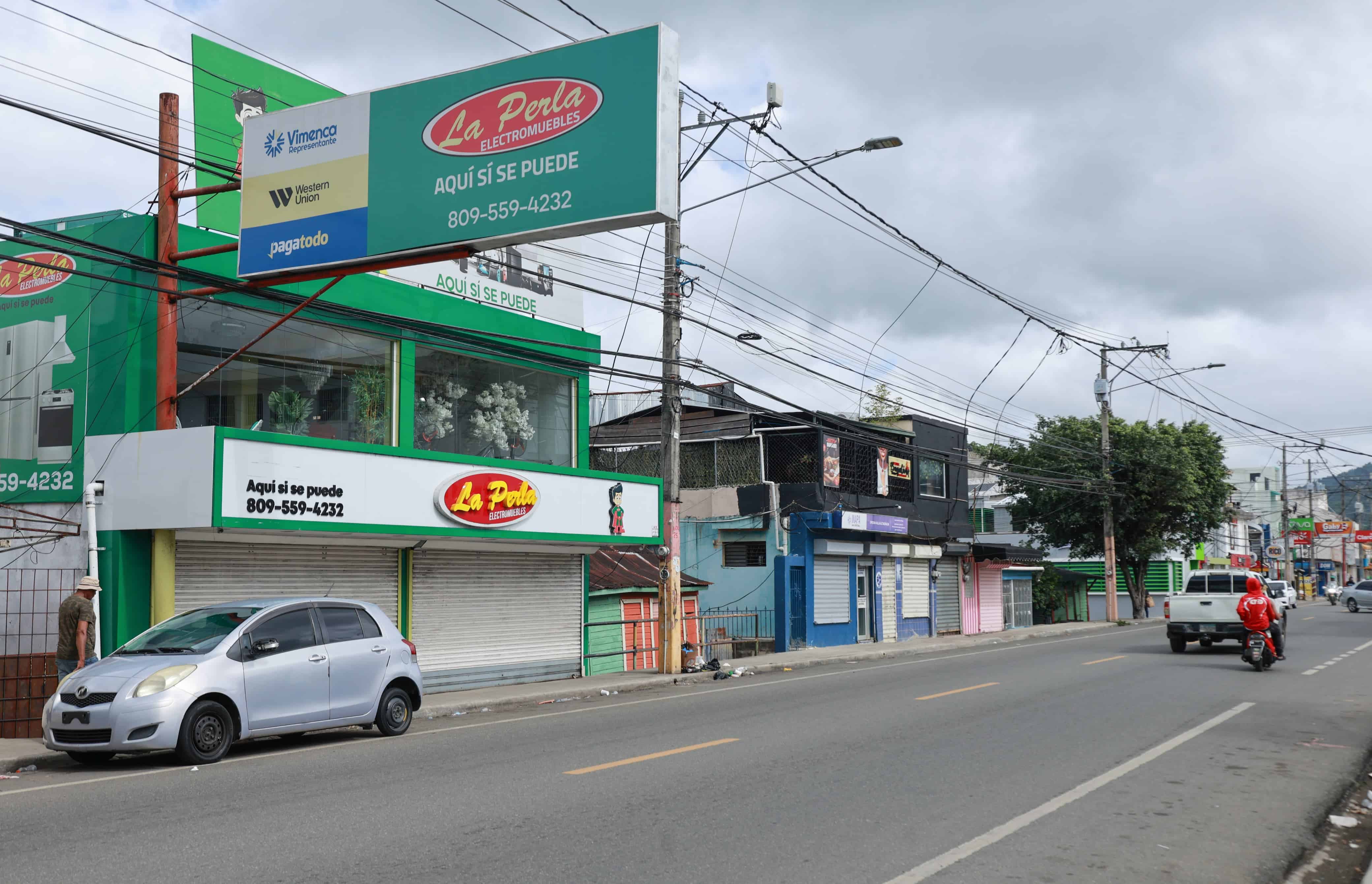 Cierre de comercios en Villa Altagracia, evidenciando el impacto del paro convocado por diversas organizaciones
