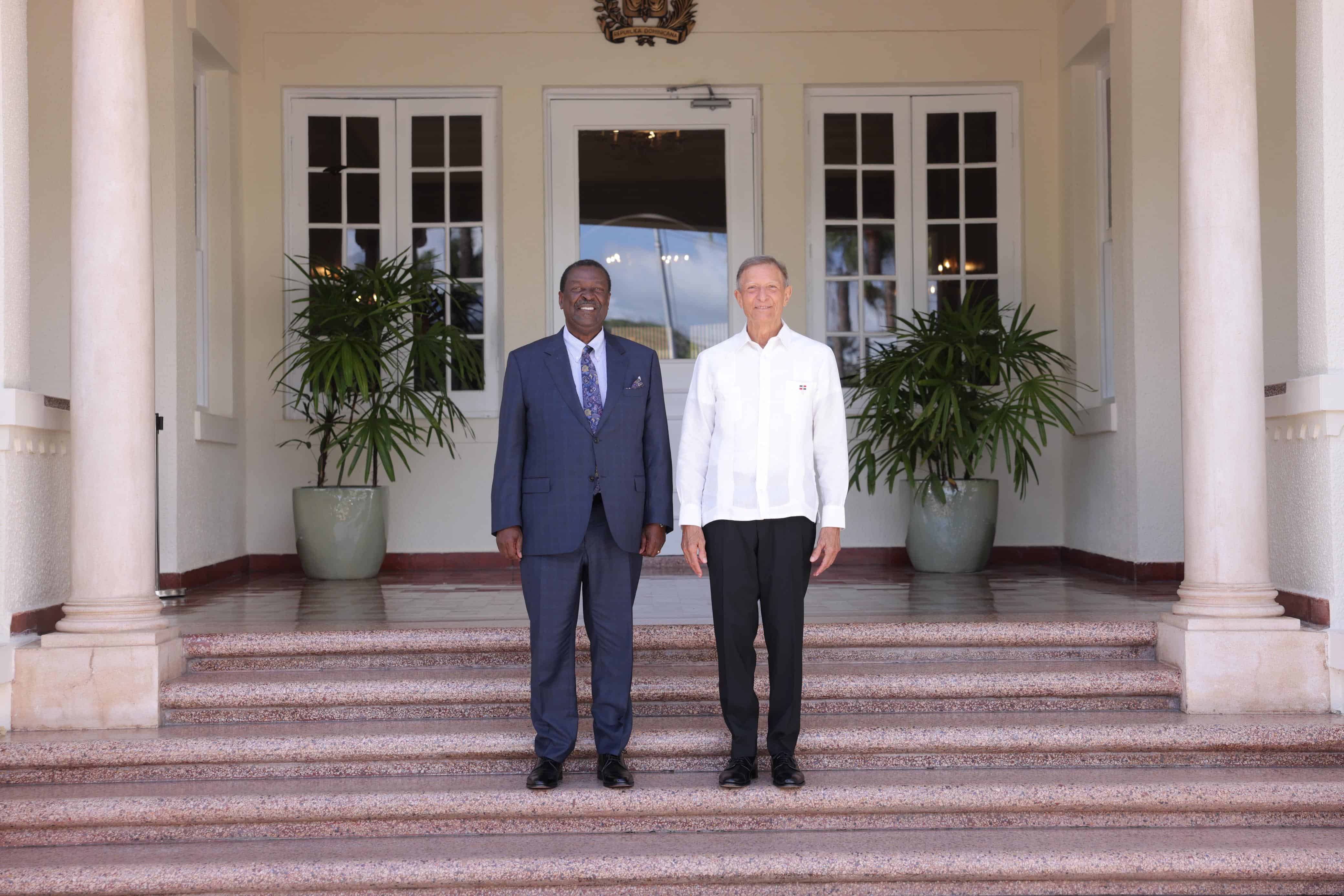El canciller de Kenia y primer secretario del Gabinete, Musalia Mudavadi y su homólogo dominicano Roberto Álvarez posan para una fotografía en las inmediaciones del Ministerio de Relaciones Exteriores.