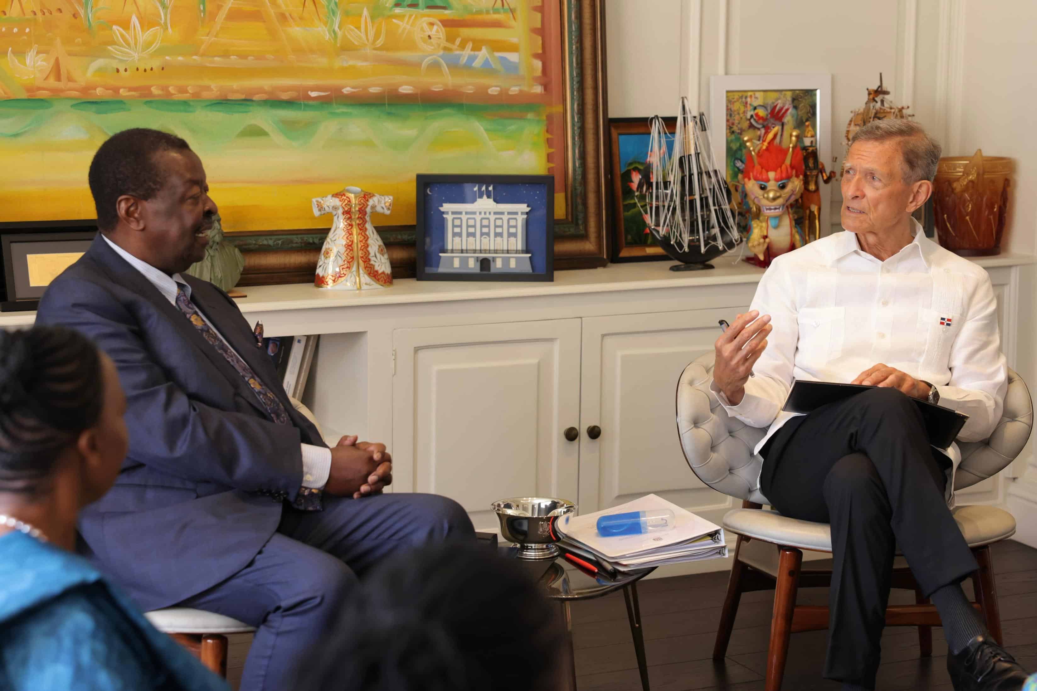 El canciller de Kenia, Musalia Mudavadi, participa en reunión bilateral con su homólogo dominicano, Roberto Álvarez en la que abordan temas de interés bilateral. 