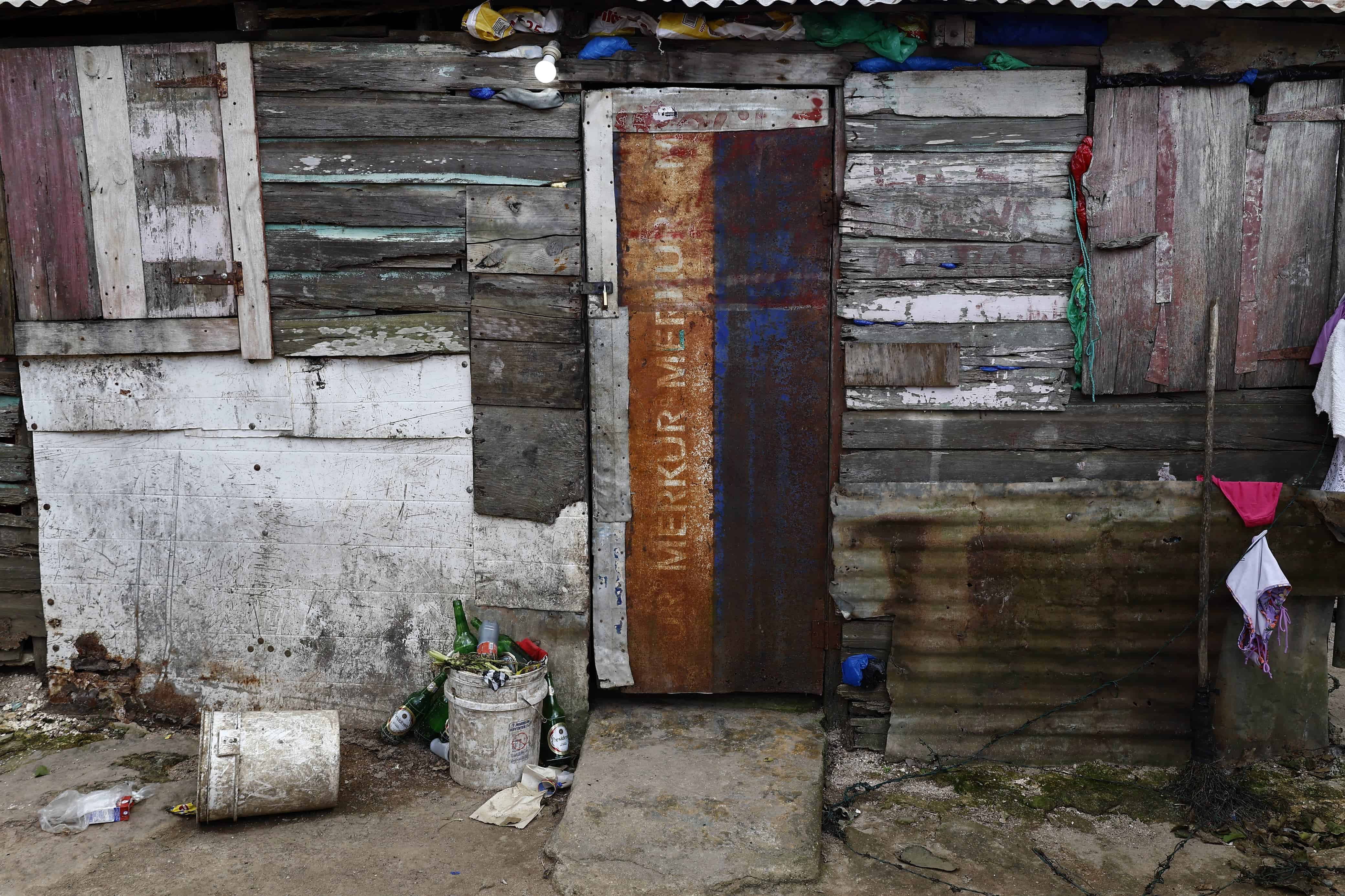 Casa de madera y zinc, lugar donde una mujer, identificada como Ubilda De la Cruz Candelaria, mató a su hermana Yafreisy De la Cruz Candelaria en San Pedro de Macorís.