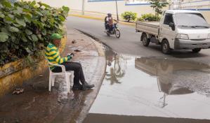 Curva peligrosa y charcos inundan tramo final de la avenida Mella