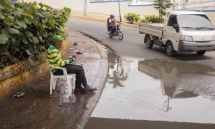 Curva peligrosa y charcos inundan tramo final de la avenida Mella