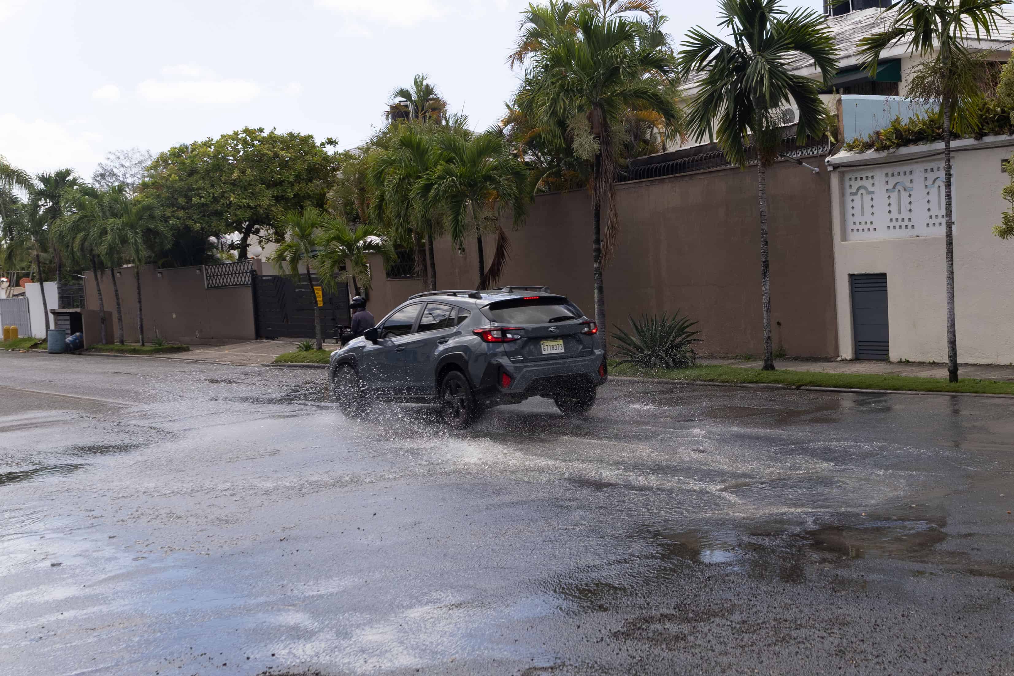 Los vehículos riegan el agua cloacal.