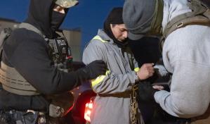 Jueza: IRS puede compartir datos fiscales para identificar y deportar a personas ilegalmente en EE. UU.