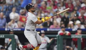 Con jonrones de Herrera y Winn, Cardenales vencen a Filis para su novena victoria consecutiva