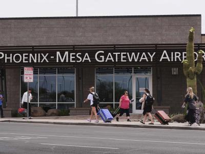 Aerolínea de bajo costo inicia vuelos de deportación para ICE