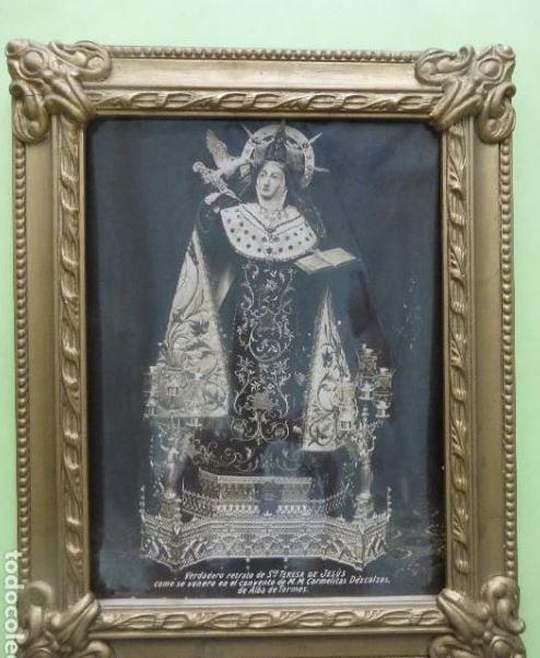 Abren sepulcro de Santa Teresa de Jesús y fieles acuden a venerarlo por primera vez en este siglo