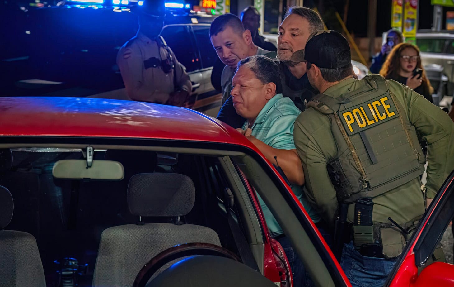 Autoridades de migración de EE. UU. arrestan a más de 100 personas en Nashville Autoridades de migración de EE. UU. arrestan a más de 100 personas en Nashville