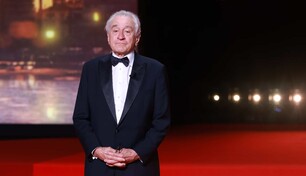 De Niro arremete contra Trump y le llama cobarde y pedazo de m**** en un acto p&uacute;blico