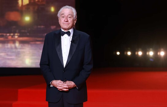 De Niro arremete contra Trump y le llama cobarde y pedazo de m**** en un acto p&uacute;blico