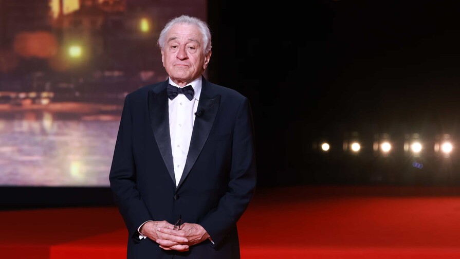 De Niro arremete contra Trump y le llama cobarde y pedazo de m**** en un acto público De Niro arremete contra Trump y le llama cobarde y pedazo de m**** en un acto público
