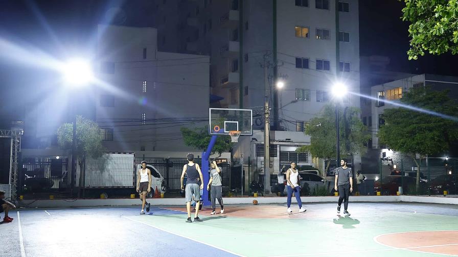 Residentes de la capital se sienten más seguros de noche con luces de la Alcaldía del DN Residentes de la capital se sienten más seguros de noche con luces de la Alcaldía del DN