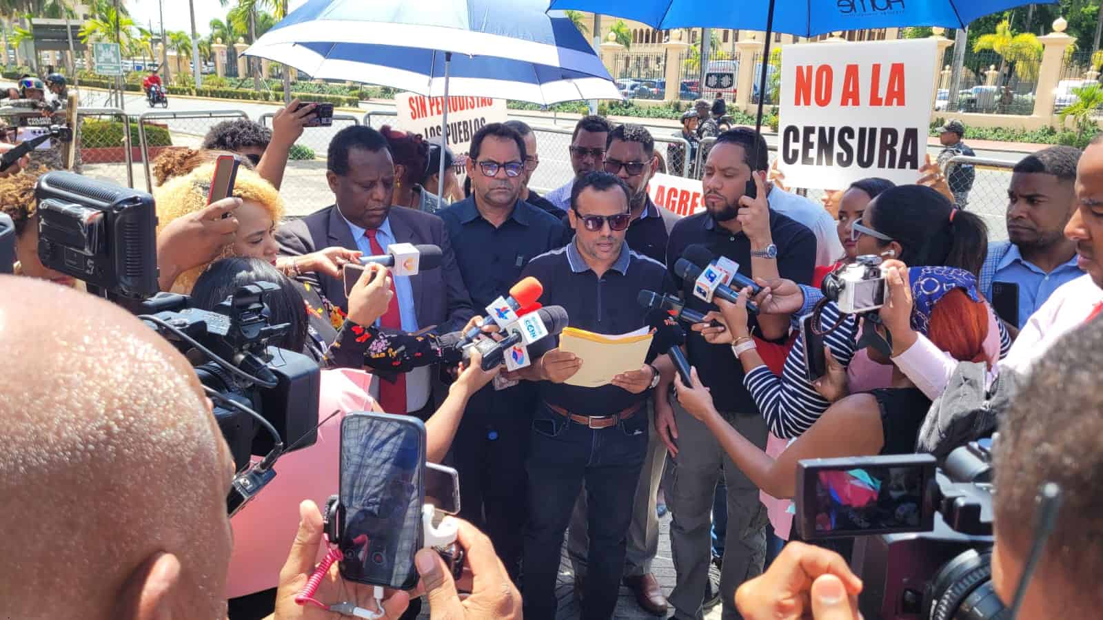 Grupo de periodistas protesta por los abusos a la prensa. 