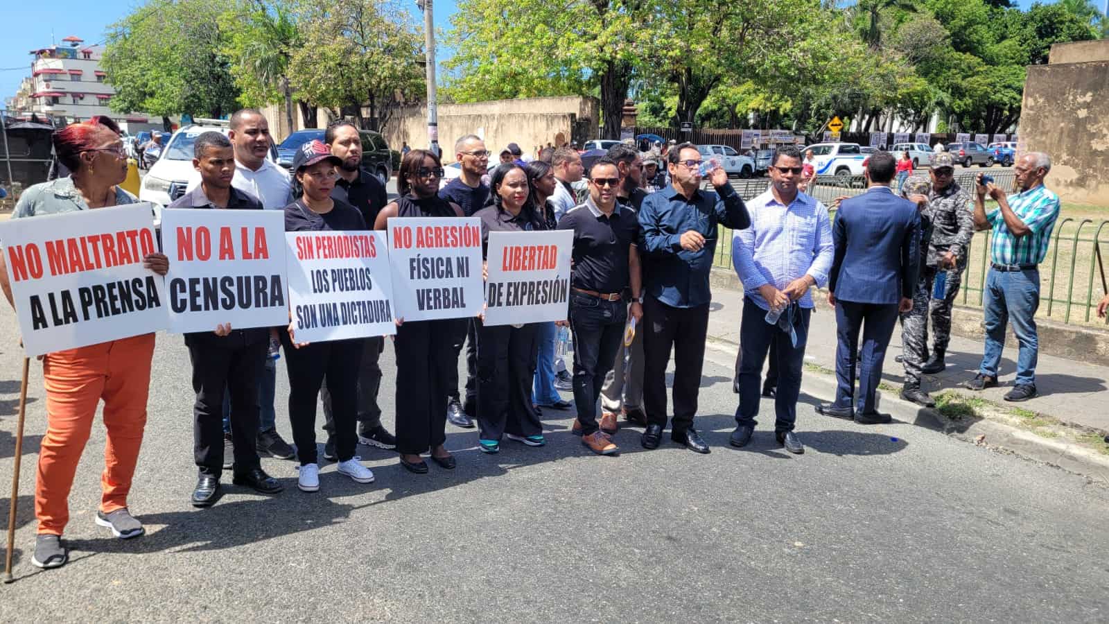 Con pancartas en las manos, marchan desde el Baluarte del Conde, de la Ciudad Colonial hasta el Palacio Nacional contra los atropellos a la prensa.<br>