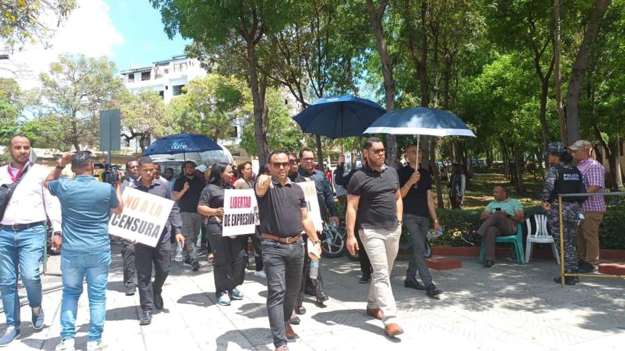 Periodistas marchan hasta el Palacio Nacional contra atropellos; piden renuncia presidente del CDP Periodistas marchan hasta el Palacio Nacional contra atropellos; piden renuncia presidente del CDP