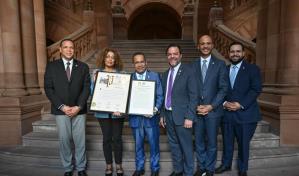 Héctor Acosta recibe homenaje en el Senado de Nueva York