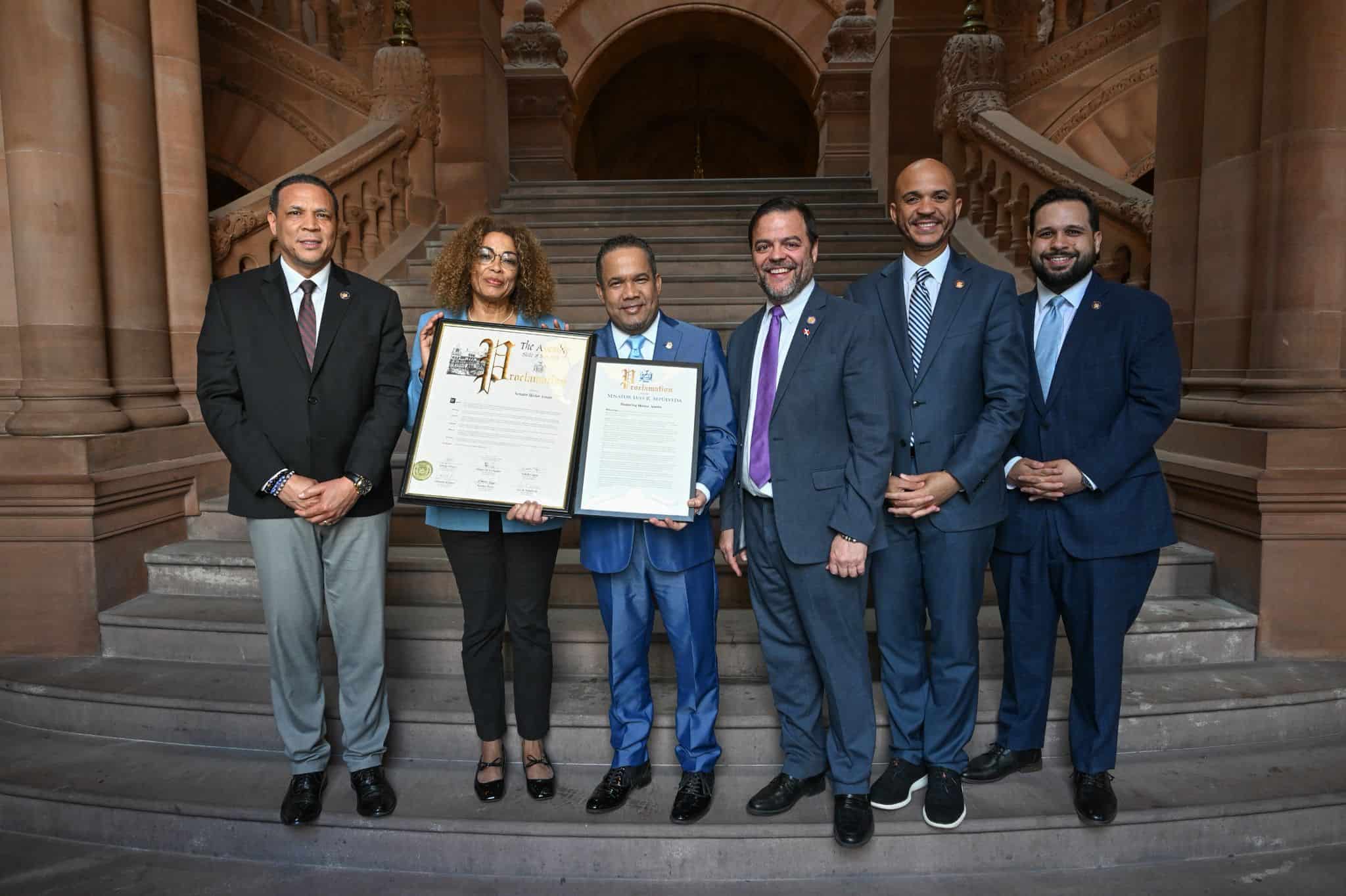 Héctor Acosta recibe homenaje en el Senado de Nueva York Héctor Acosta recibe homenaje en el Senado de Nueva York