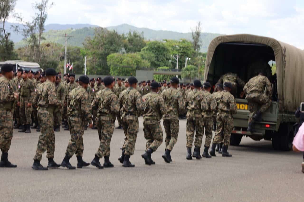 Los soldados subiendo a un camión del Ejército para ser trasladados a la frontera. 