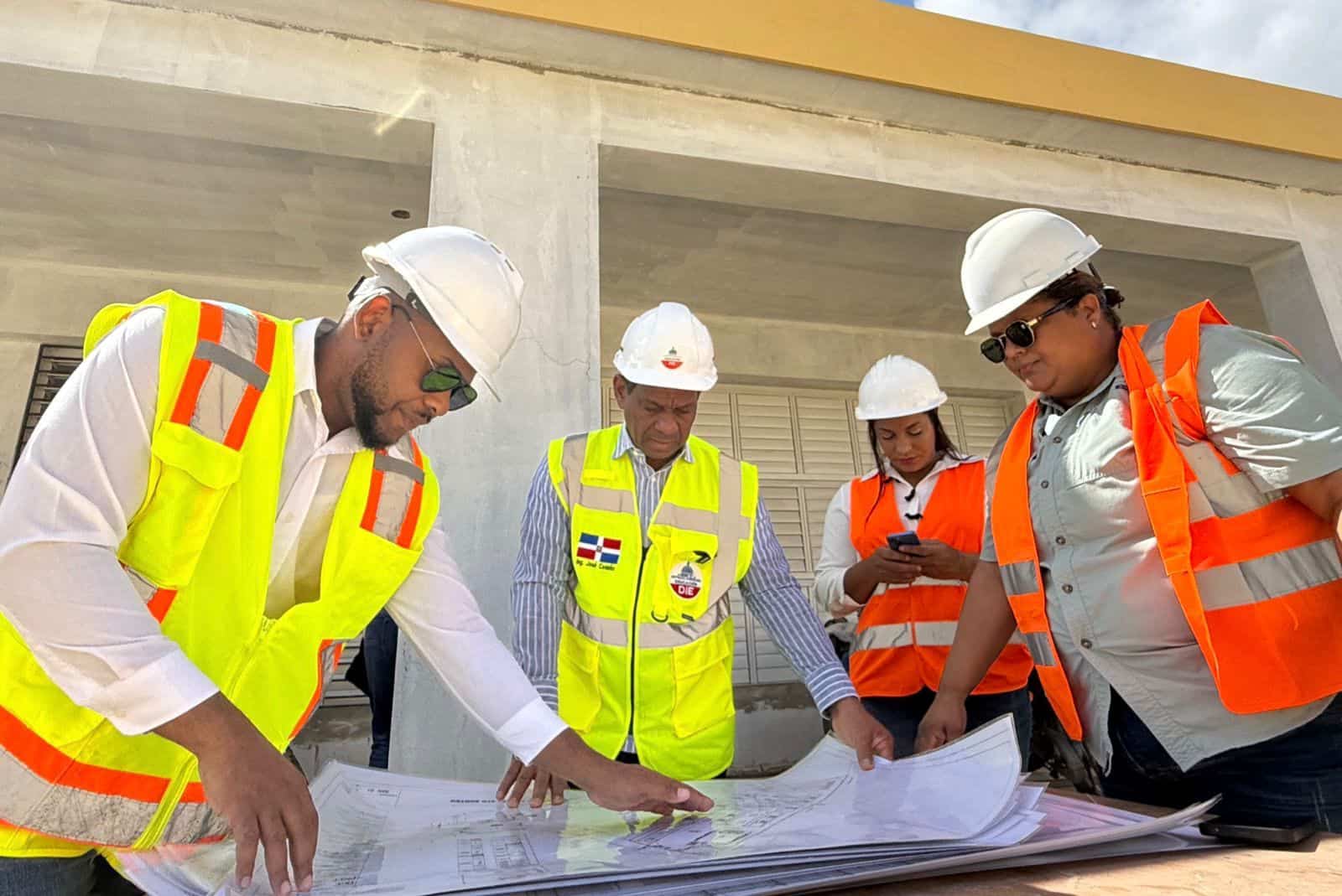 Ingenieros analizan planos de escuelas que serán intervenidas. 