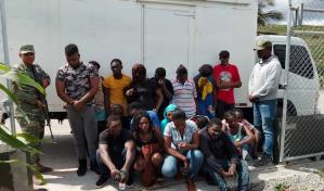 Jugando con fuego: encuentran 18 inmigrantes indocumentados en San Juan dentro de un camión cerrado