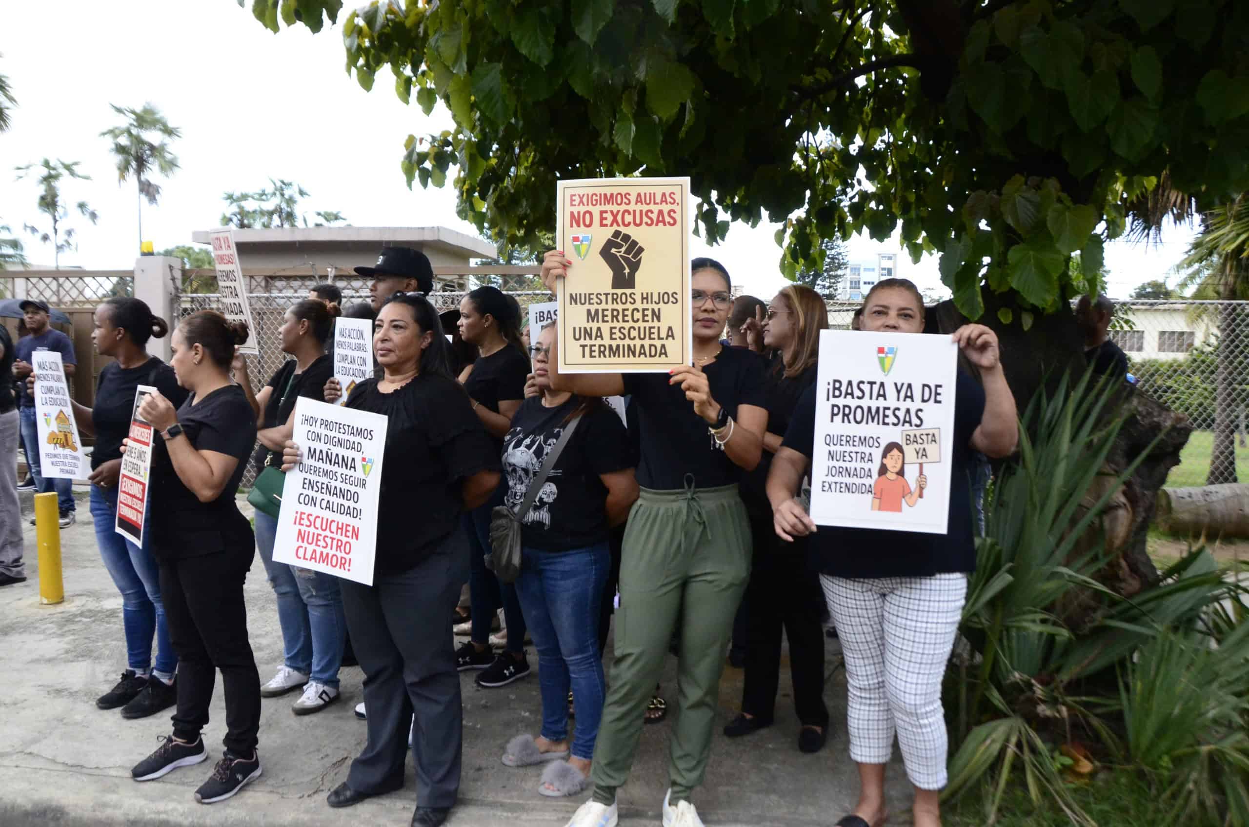 Manifestación pacífica en la parte frontal del politécnico Nuestra Señora de las Mercedes, de Santiago, para exigir la conclusión de 24 aulas en construcción. 