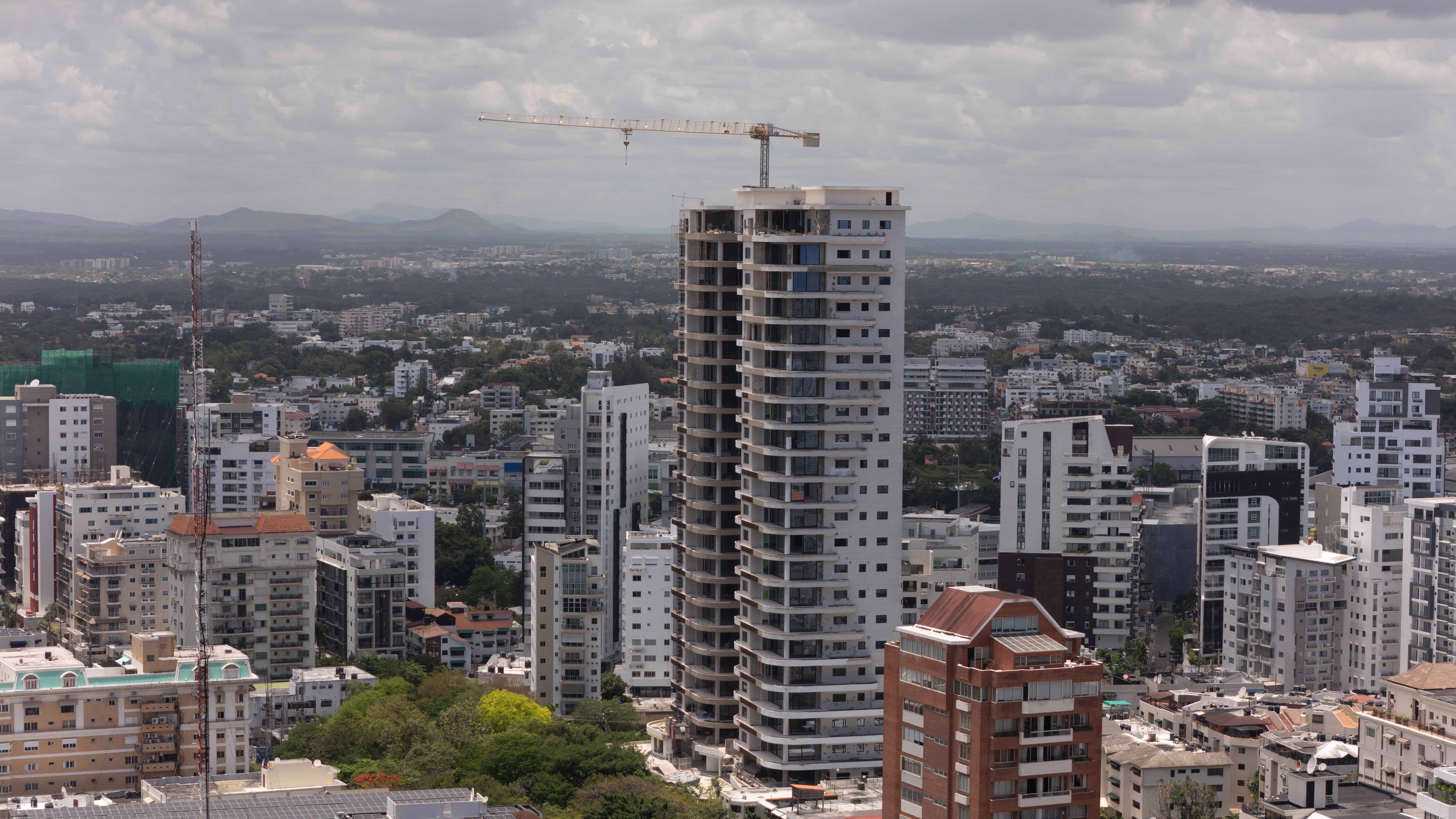 Vista de las torres Ayres, un proyecto residencial en fase de terminación que incluye un concepto de torre residencial de lujo.
