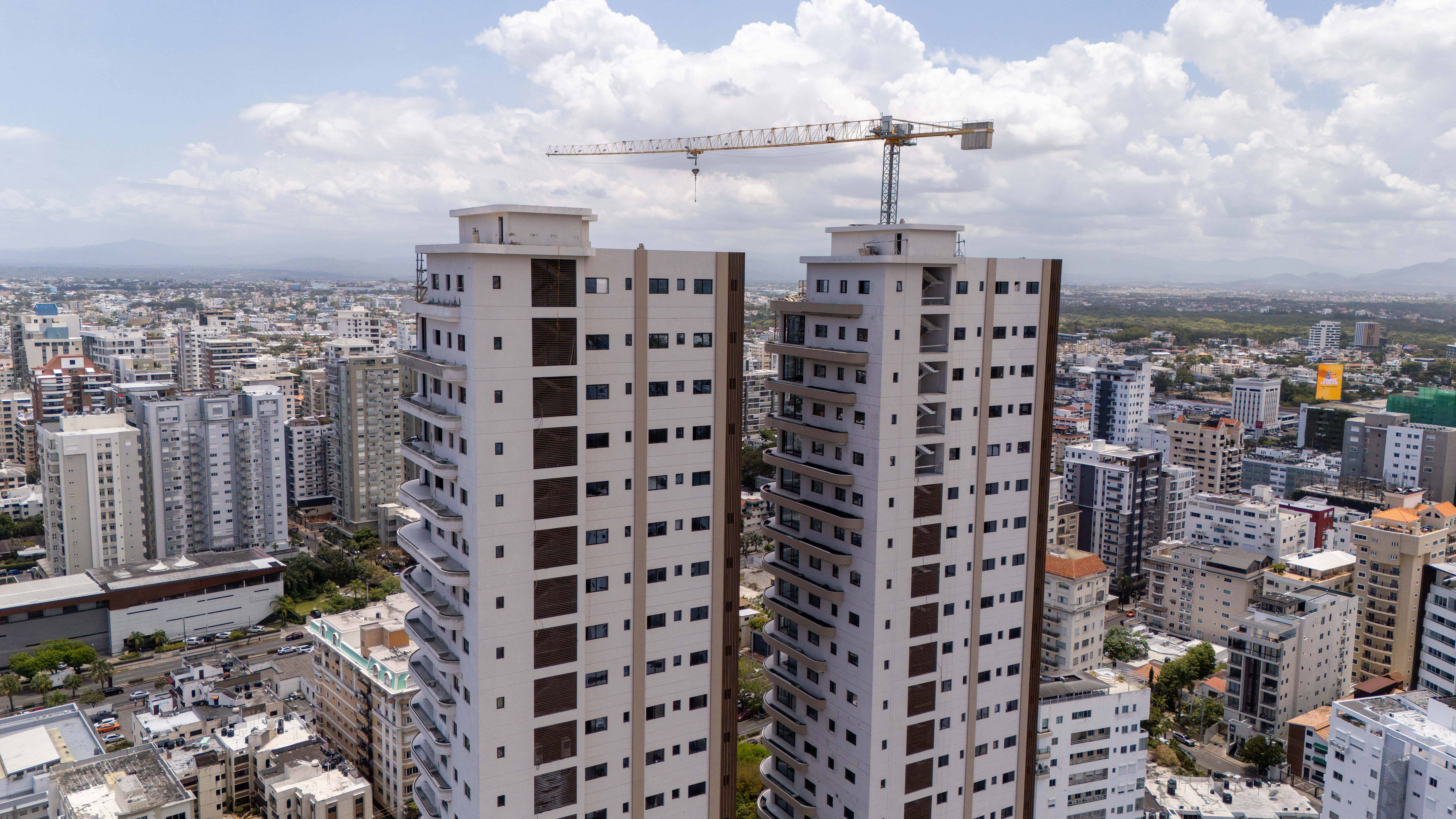 Vista de las torres Ayres, un proyecto residencial en fase de terminación que incluye un concepto de torre residencial de lujo.