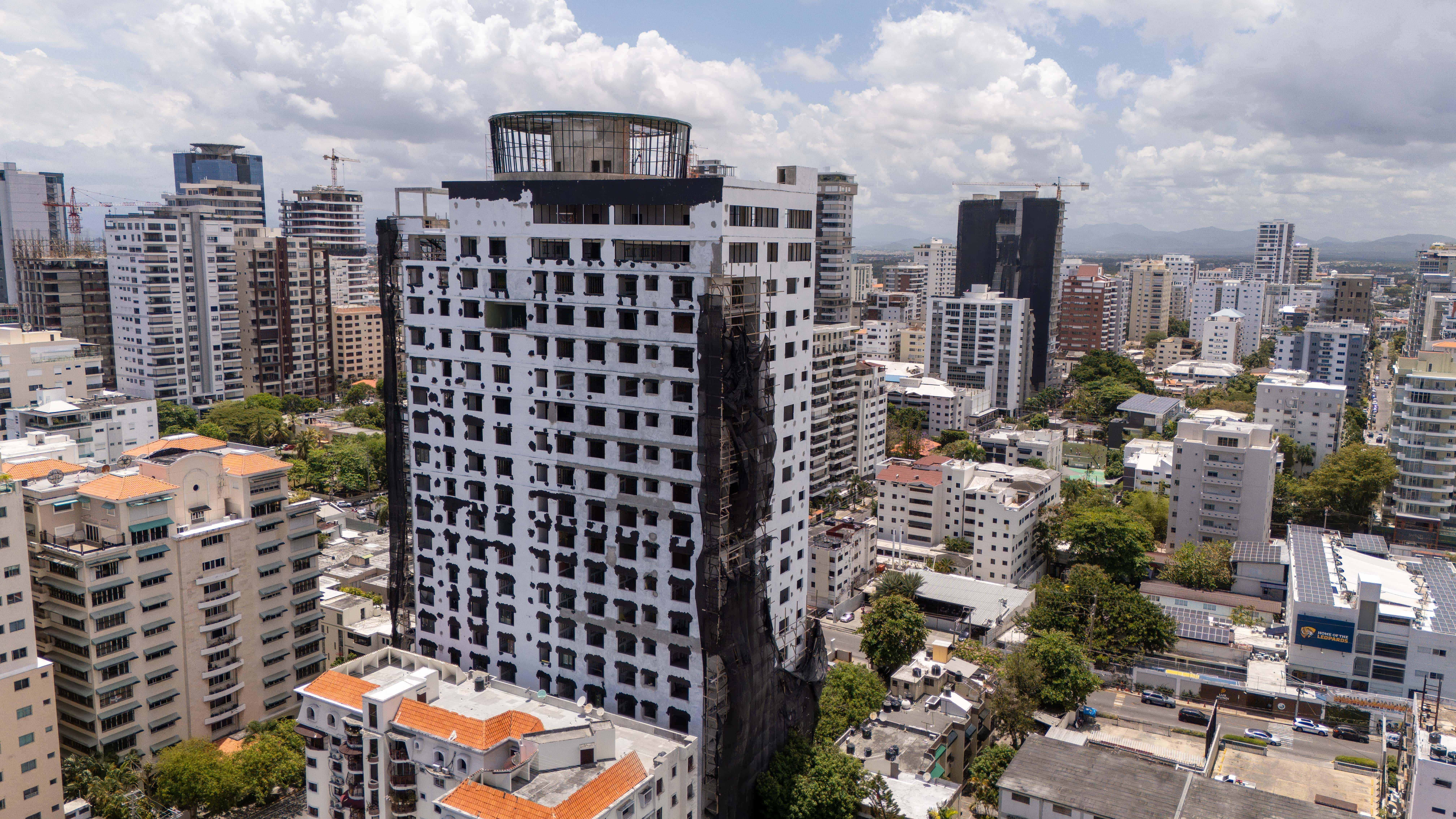 Imagen de la construcción del Everest Suites, un condominio tipo hotel de la cadena Whyndham Hotels & Resorts, próximo a la avenida Abraham Lincoln.