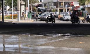 Tubería rota en Kennedy y Defilló provoca deterioro del pavimento y caos vehicular