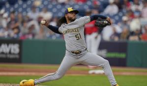Freddy Peralta, el dominicano que llega a 1,000 ponches en menos entradas