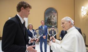 Jannik Sinner, número uno del mundo, se reune con el papa León XIV y le regala una raqueta