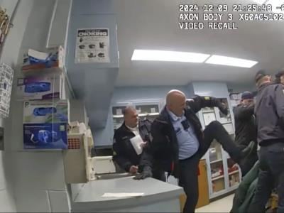 Agente admite haber limpiado sangre del recluso Robert Brooks