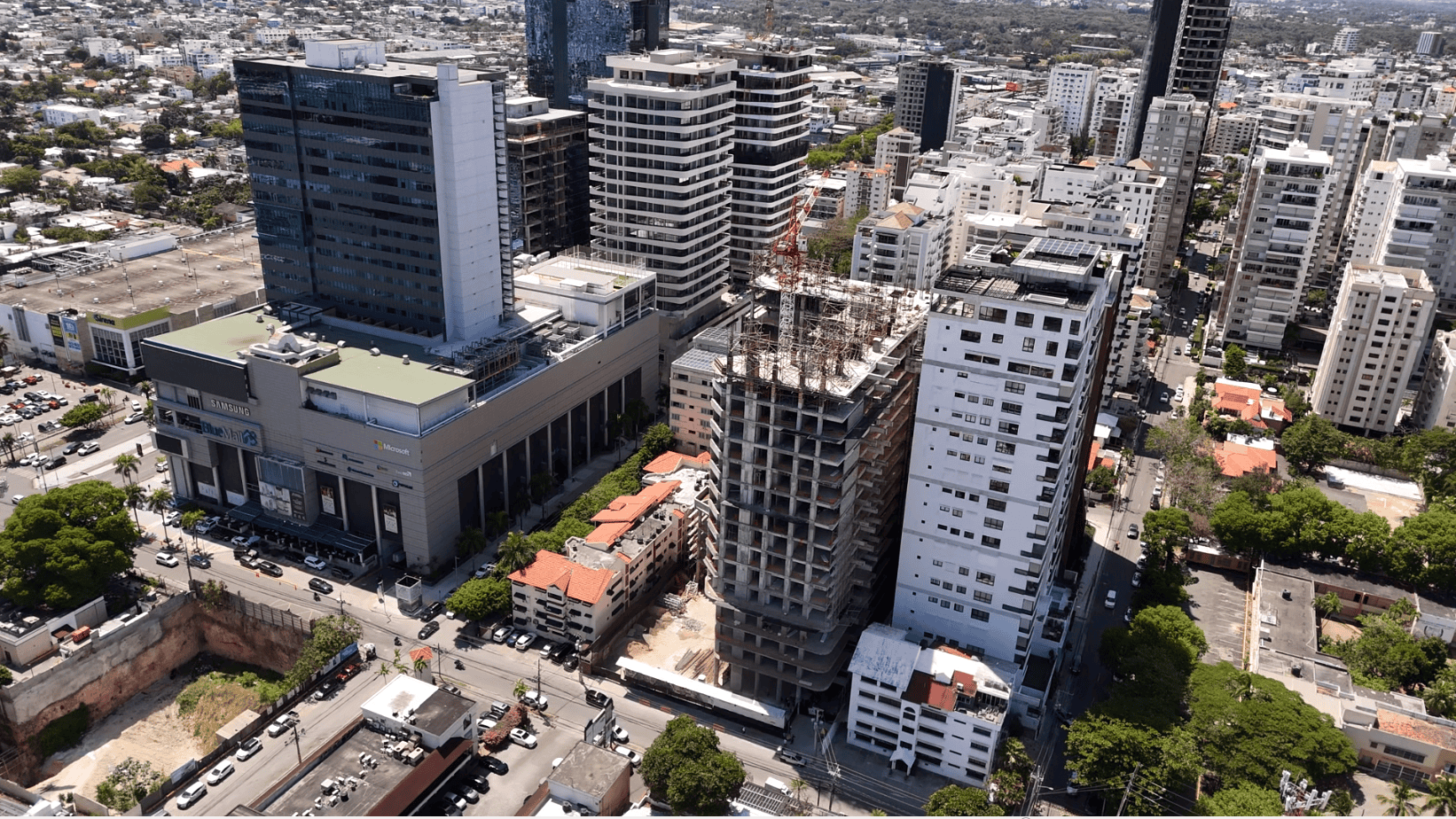 Vista de las torres en terminación del Blue Mall Luxury Residences, justo detrás de este centro comercial, en la avenida Winston Churchill.