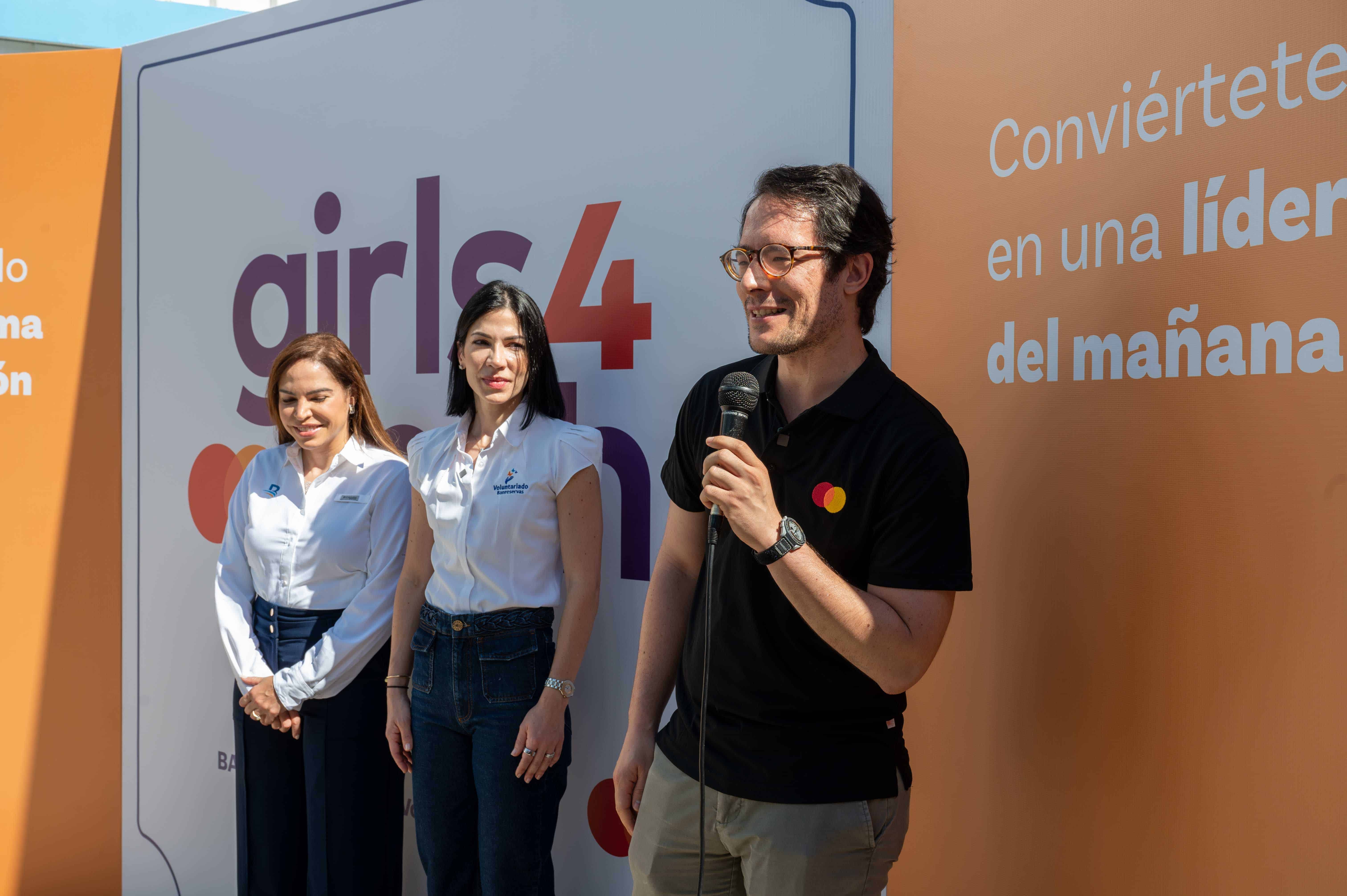 Representantes de Mastercard y del Voluntariado Banreservas durante la apertura del programa Girls4Tech.